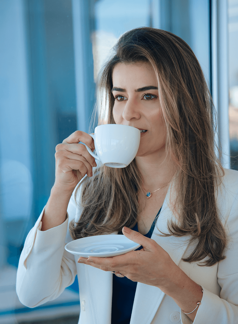 Mariana Souza em ambiente de trabalho